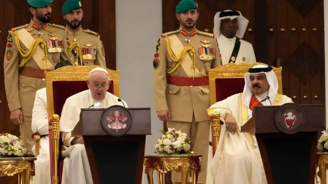 "التقاء فكرين"... البابا من البحرين: نلعب بالنار وبالصواريخ والقذائف