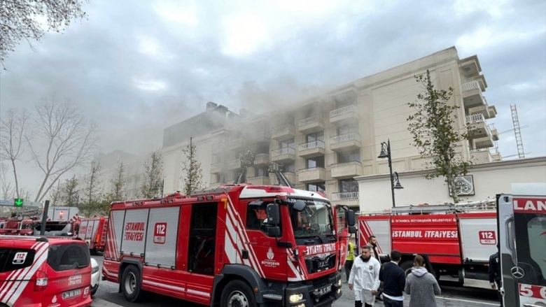 النيران تلتهم فندقا في اسطنبول