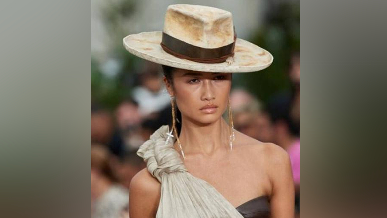 القبّعة إكسسوار أساسي للمرأة من مجموعات صيف 2022