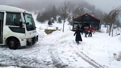 انقاذ ركاب حافلة احتجزتها الثلوج في هذه المنطقة