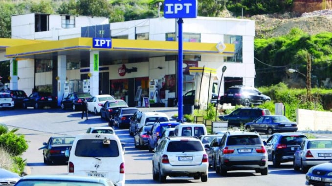 المخاوف من نفاد الوقود تعيد طوابير السيارات إلى المحطات