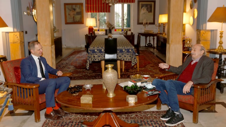 الأوضاع في لبنان والمنطقة بين جنبلاط والسفير البريطاني