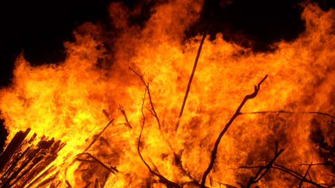 إخماد حريق هائل في خراج حصروت