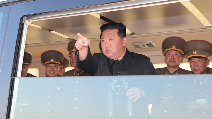 زعيم كوريا الشمالية يهدد مجدداً باللجوء إلى السلاح النووي