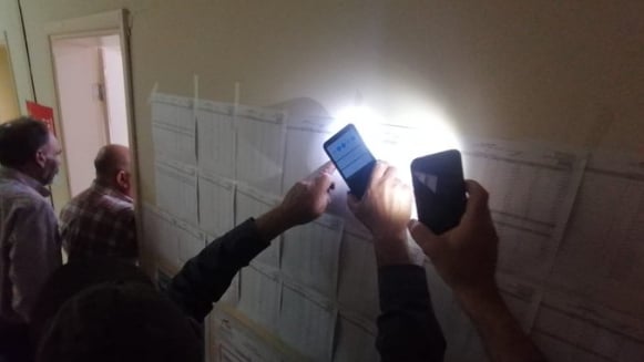بالصورة: إضاءة بالهواتف داخل القاعات في مراكز الإقتراع في بعلبك