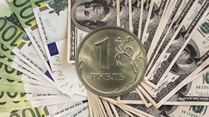 رغم الأزمة الإقتصادية.. الروبل يرتفع أمام الدولار واليورو