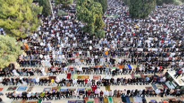 بالصور: عدد كبير من المصلين في مسجد الأقصى