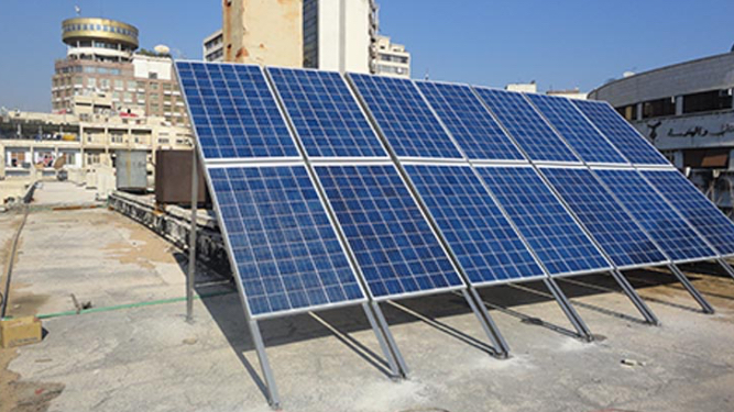 الطاقة الشمسية حلّ يُغني عن عشرات المعامل