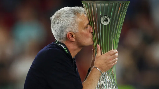 مورينيو يحقق "إنجازا تاريخيا" بفوز روما بكأس المؤتمر