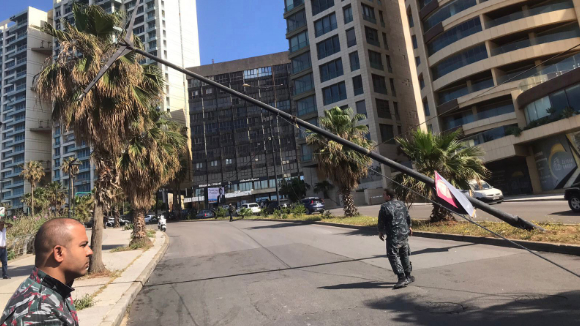فوج إطفاء بيروت: إزالة عامود إنارة بعد سقوطة على الطريق العام في الروشة