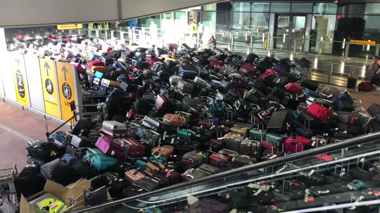 "كارثة" في مطار هيثرو.. فوضى والمسافرون بلا حقائب!