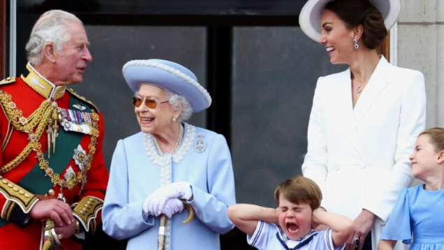 بالفيديو والصور:  الأمير "المشاغب" يخطف الأنظار من الملكة اليزابيث