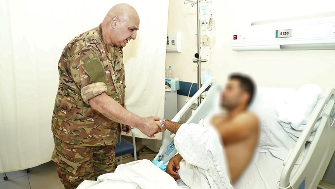قائد الجيش زار العسكريين المصابين: دماؤكم لن تذهب سدى
