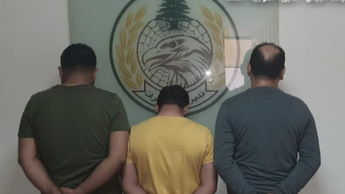 الجيش: توقيف أشخاص لقيامهم بتهريب أفراد بطريقة غير شرعية عبر الحدود اللبنانية - السورية