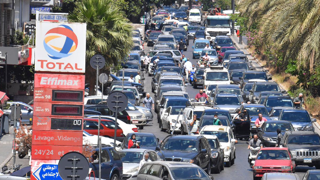 مع استمرار اضراب موظفي مصرف لبنان.. هل من أزمة بنزين؟
