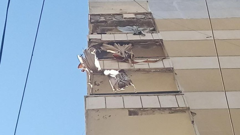 بالفيديو- انهيار سقف شرفة وسقوط جرحى في برج البراجنة