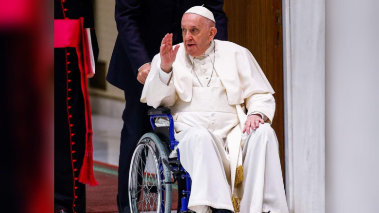 البابا فرنسيس: أفكّر بإمكانية التنحي جانباً