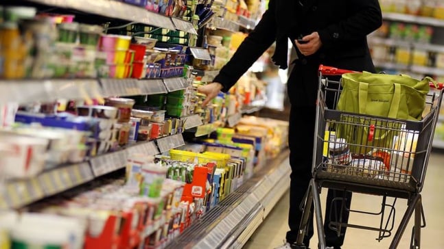 وزير الاقتصاد يتخوّف من تخزين التجّار للمواد الغذائيّة