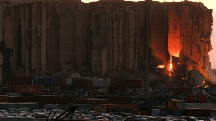 حريق يُشبه الحُمم البركانية في مرفأ بيروت!