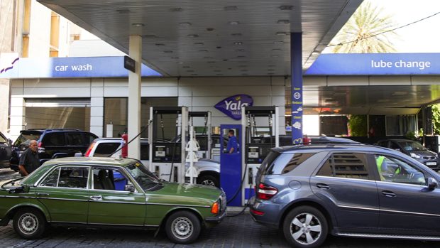 أسعار البنزين "تحرق" رواتب اللبنانيين... والتنقل بالسيارة للميسورين