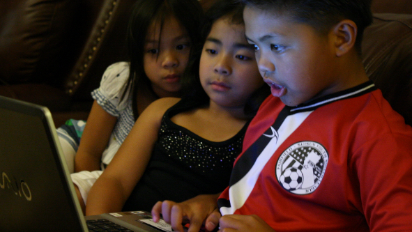 كيف نحمي الأطفال من "وحوش الإنترنت"؟