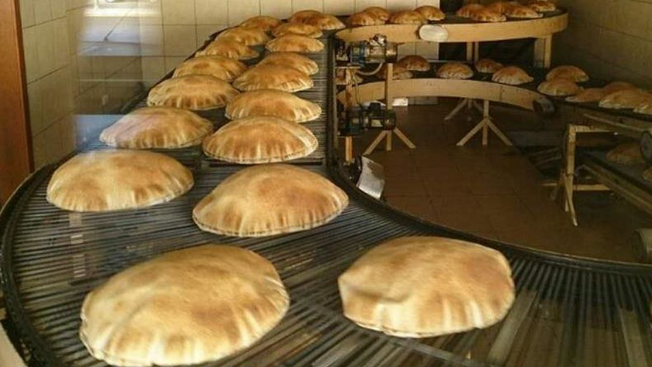 لبنان.. مخاوف من أزمة خبز جديدة بعد خفض حصص الدقيق