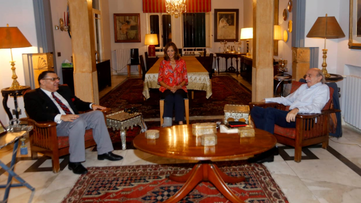 جنبلاط عرض مع السفير المصري المستجدات السياسية