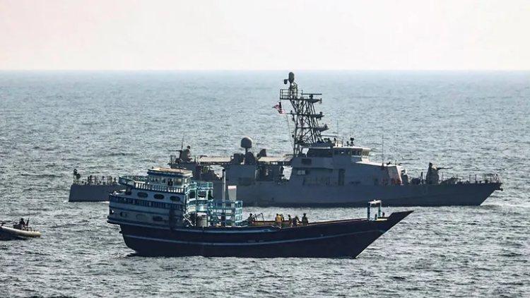 اعتراض سفينة محمّلة بالأسلحة المهربة من إيران إلى اليمن
