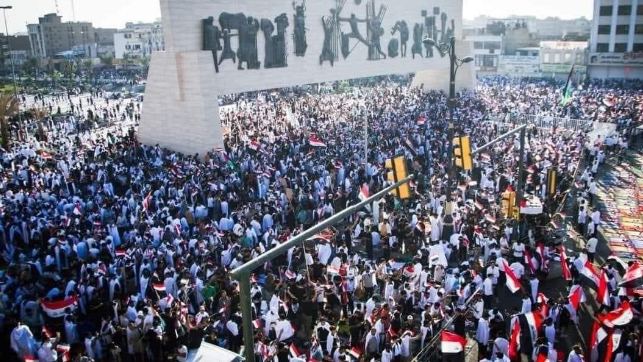 بالصور: آلاف العراقيين يحتشدون في ساحة التحرير دعمًا لعملية طوفان الأقصى