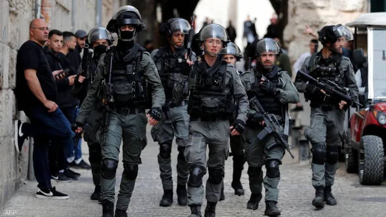 بالفيديو: تعدٍ إسرائيلي جديد على الصحافة... شرطي يُهدد إعلامي على الهواء مباشرة