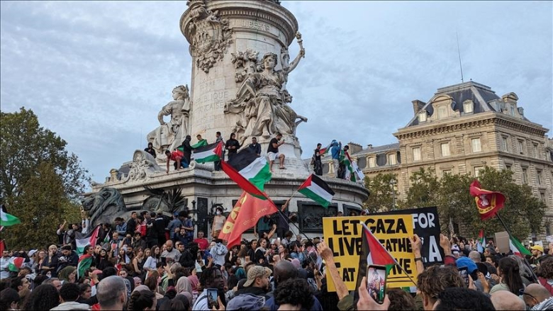 بالفيديو: وقفة تضامنية مع الشعب الفلسطيني في باريس
