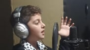 بالفيديو: طفل لبناني يغني لأطفال غزة