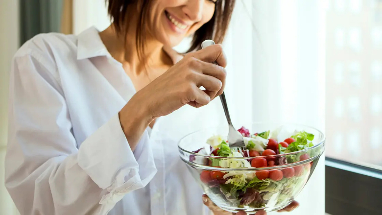 لإطالة العمر بدون أمراض.. هذه 9 عناصر غذائية مهمة للمرأة