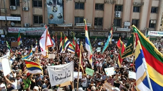 بالفيديو: ساحة الكرامة تغصّ بالمحتجين... والأهالي يهتفون "عنّا بالسويدا سقط النظام"