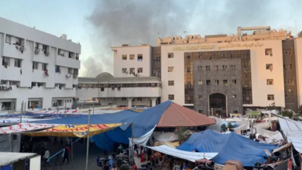 قوات الاحتلال اقتحمت جزءا من مجمع الشفاء الطبي في مدينة غزة