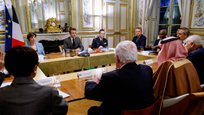 ماكرون التقى أعضاء اللجنة العربية الاسلامية في باريس وبحثٌ في وقف كامل لإطلاق النار بغزة