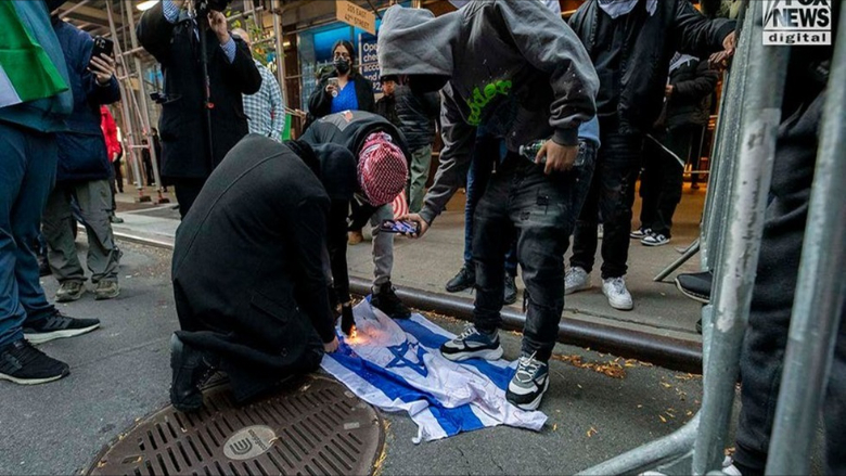 في نيويورك... تدافعٌ بين متظاهرين مؤيدين لفلسطين وآخرين مؤيدين لإسرائيل