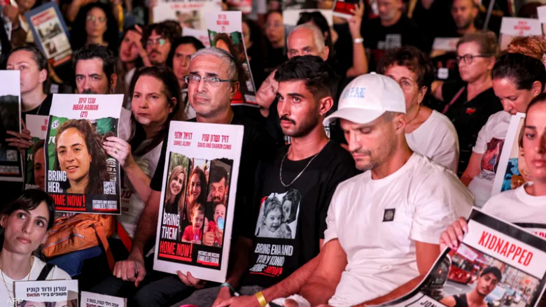 بالفيديو: مليئة بالدموع والغضب... رسالة من رهينة إسرائيلية إلى نتنياهو