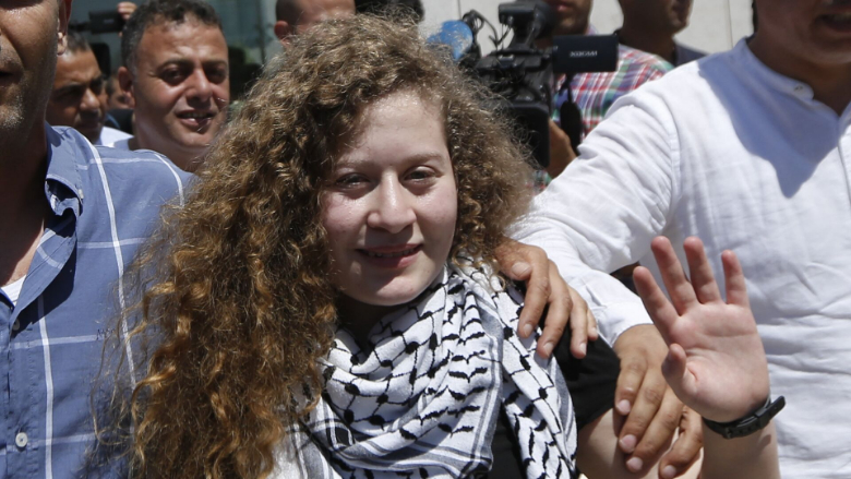 قوات العدو تعتقل الناشطة الفلسطينية عهد التميمي
