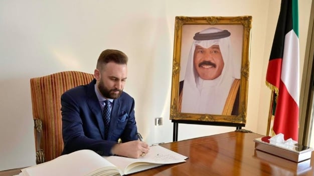النائب جنبلاط زارَ السفارة الكويتية معزياً بالأمير نواف: كان صديقاً كبيراً للبنان