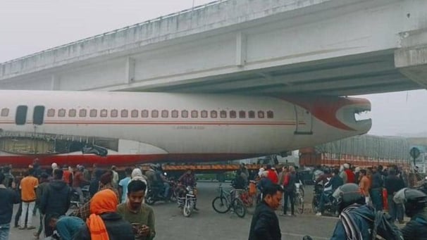 بالفيديو: طائرة عالقة تحت جسر!