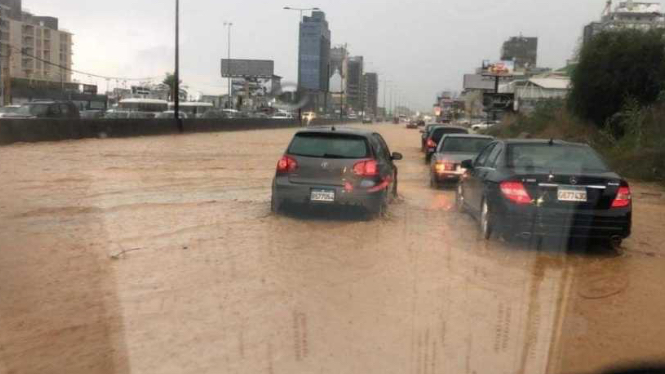 مياه الأمطار تحوّل طرق لبنان إلى مستنقعات وبرك متنقلة