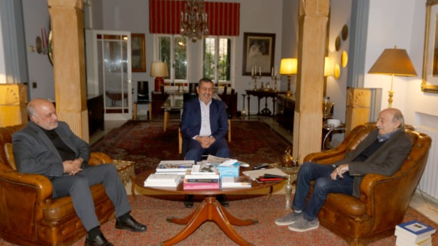 جنبلاط عرضَ والسفير الإيراني للمستجدّات الراهنة