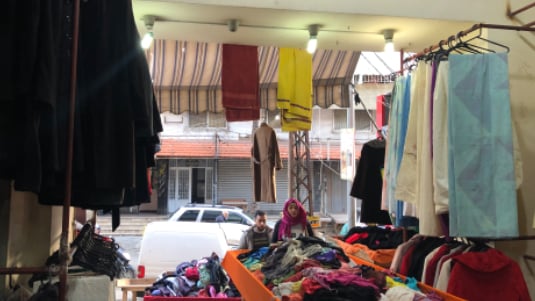 محلات الألبسة المستعملة وإصلاح الأحذية تزدهر في لبنان