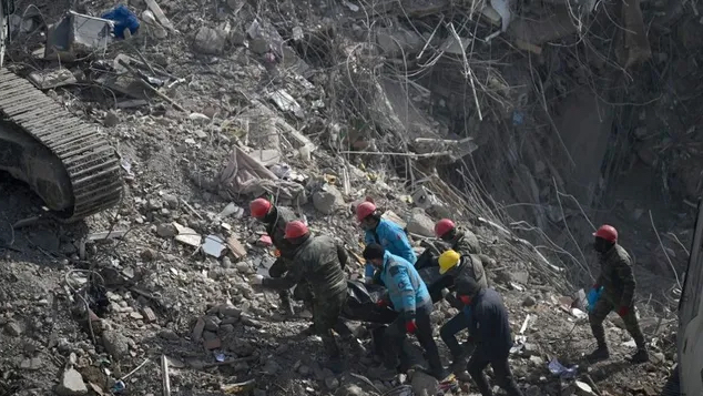 "خطر كامن" يهدد الناجين من الزلزال المدمر.. مهمة شاقة