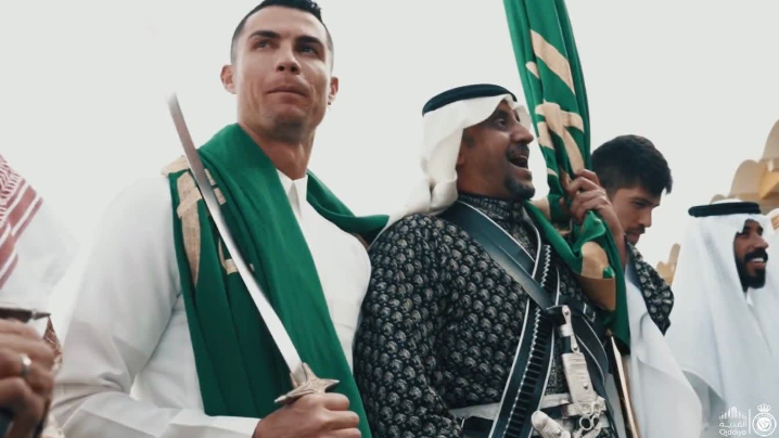 بالصور والفيديو: رونالدو يرتدي الثوب السعودي ويحتفل بيوم التأسيس