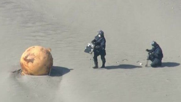 بالفيديو: جسم كروي غريب على شاطئ اليابان