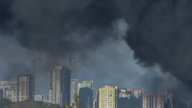 وسط ترقب الهجوم الكبير.. حريق بمستشفى في أوكرانيا
