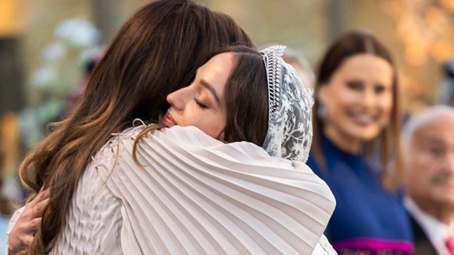إليسا توجه رسالة لـ"الملكة رانيا" وتبارك للأميرة إيمان