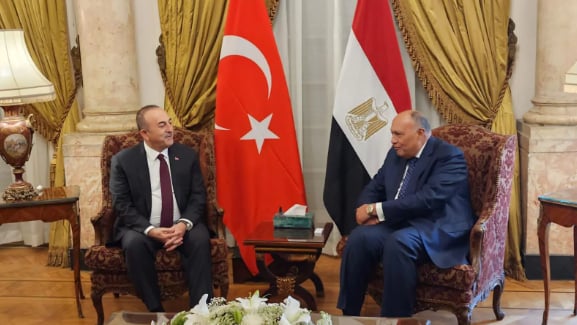 وزير الخارجية التركي يصل القاهرة.. أول زيارة منذ عقد